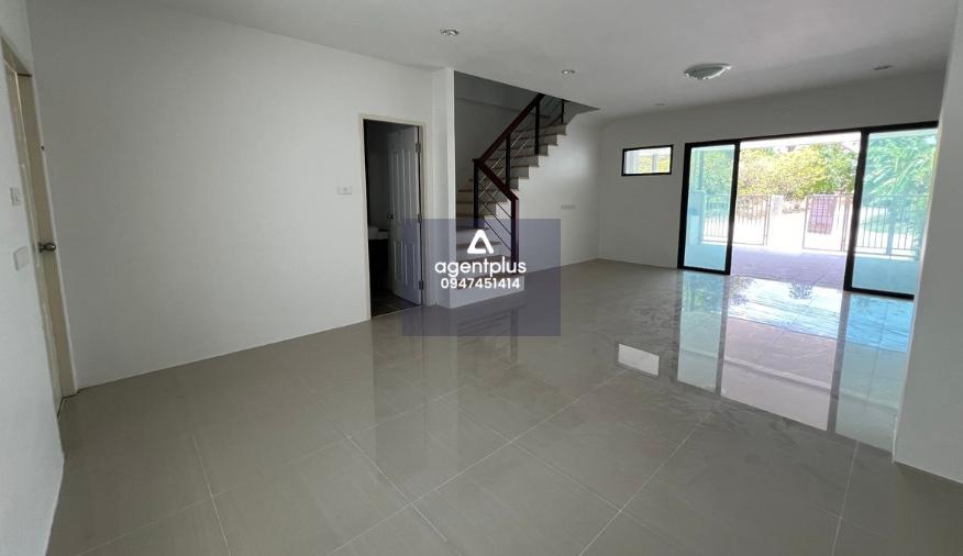 ขาย ทาวน์เฮ้าส์ ลา ปาตีย์ บ้านสวน การเดินทางสะดวก ใกล้มอเตอร์เวย์