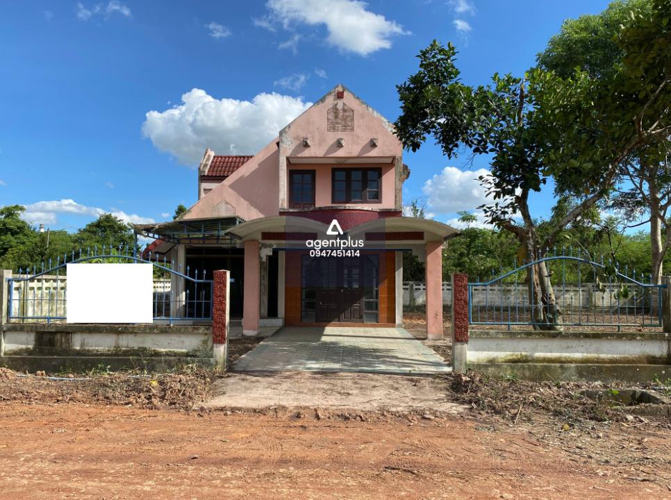 บ้านเดี่ยว โครงการสยามอีสเทอร์นโฮม บ้านเดี่ยว 2 ชั้น ทำเลดี เหมาะอยู่อาศัย การคมนาคมสะดวก สาธารณูปโภคมีไฟฟ้า น้ำบาดาล แยกจากถนนสาย 36 เข้าไปประมาณ 1 กม.