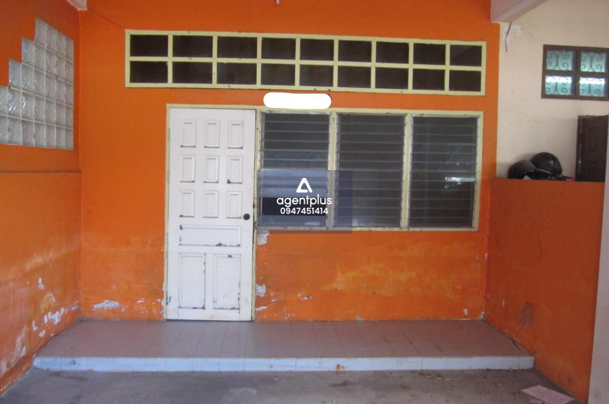 ขายบ้านเปล่าทาวน์เฮ้าส์ หมู่บ้านชมฟ้า ถนนรังสิต-นครนายก เหมาะกับการรีโนเวท 2 ห้องนอน 2 ห้องน้ำ จอดรถได้ 2 คัน