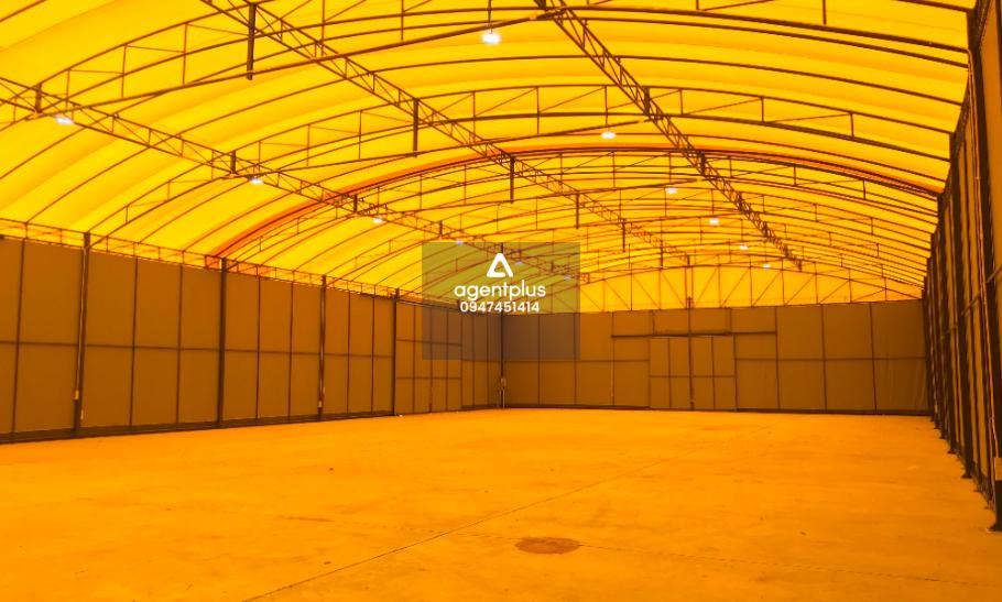 *โกดังให้เช่า ด้านหน้าโกดังมีพื้นที่จอดรถ 10-12 คัน พระราม9