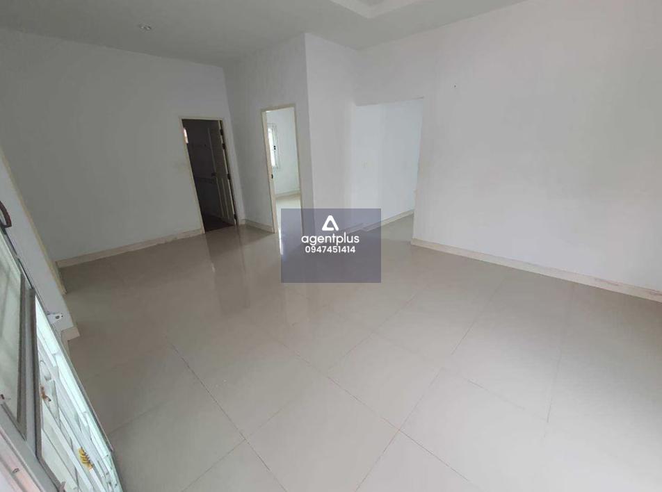 บ้านเดี่ยว เดอะแกรนด์ อมตะ ชลบุรี บริเวณโดยรอบเป็นแหล่งชุมชนและโรงงา อุตสาหกรรม ถ.หนองแช่แว่น-มาบโป่ง เดินทางเข้าออกสะดวก