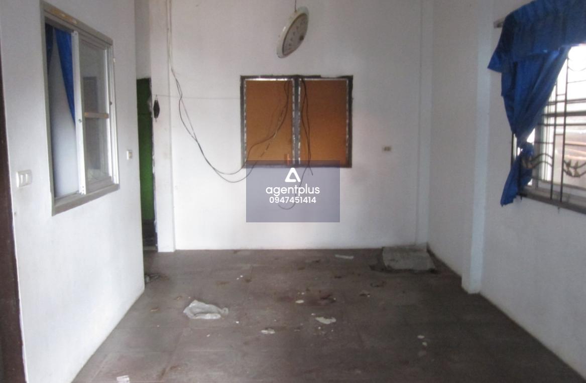 ขายด่วนทาวน์เฮ้าส์ชั้นเดียว หมู่บ้านฉัตรทอง มาบยางพร ถนนสายปากร่วม-ปลวกแดง(รย.3013) 2 ห้องนอน 1 ห้องน้ำ จอดรถได้ 1 คัน เหมาะกับการรีโนเวท ราคา 1.15 ล้านบาท