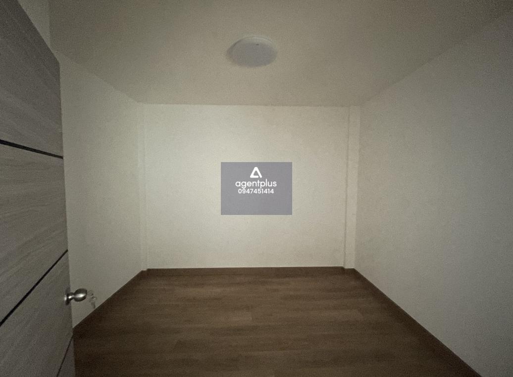 ทาวน์เฮาส์ 2 ชั้น ติดถนนบ้านสวน-หนองข้างคอก 1 และถนนสุขุมวิท เดินทางเข้า-ออกสะดวก ทำเลดีอยู่ใกล้ตึกน้ำ