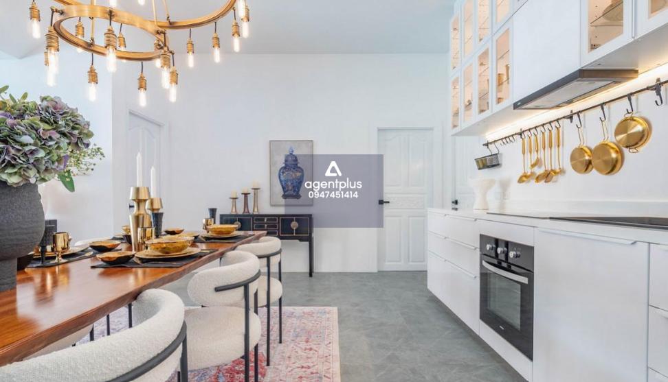 บ้านพูลวิลล่า 5 ห้องนอน ในพัทยา สัมผัสความหรูหราในวิลล่าที่สวยงามแห่งนี้ ซึ่งได้รับการปรับปรุงใหม่และตกแต่งด้วยเฟอร์นิเจอร์ดีไซน์สุดหรู