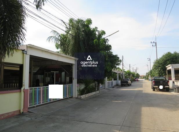 บ้านเดี่ยวชั้นเดียว บ้านโฮมแลนด์ ชลบุรี ทำเลดี ติดถนนประชาอุทิศ และถนนแยกดอนหัวฬ่อ เดินทางเข้า-ออกสะดวก สาธารณูปโภคครบ อยู่ในย่านชุมชน