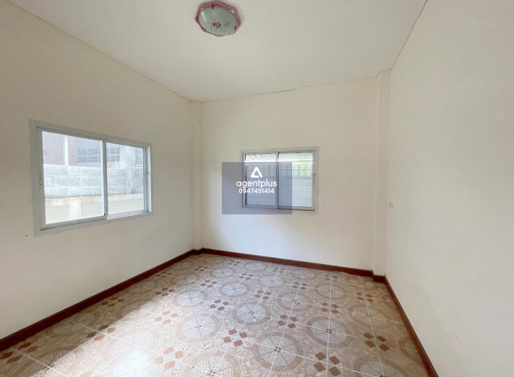 บ้านเดี่ยวชั้นเดียว ถนนเลียบมอเตอร์เวย์ (ทล.7) แยกเข้าถนนอ่าวอุดม-ปากร่วมไปประมาณ 1.2 กม แยกเข้าถนนหน้าตลาดบึง-วัดหนองปรือประมาณ 1 กม ทำเลดี การเดินทางเข้า-ออกสะดวก โครงการทรัพย์อนันต์วิลเลจ