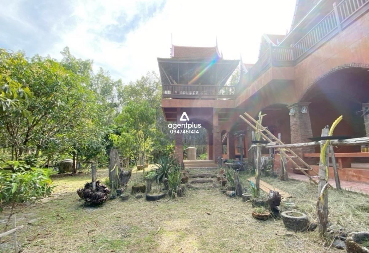 ขายบ้านเดี่ยวสไตล์เรือนไทย เมืองตราด บ้านเดี่ยว 2 ชั้น ครึ่งตึกครึ่งไม้ ผสมผสานเสน่ห์ความคลาสสิกแบบบ้านไทยดั้งเดิม พร้อมพื้นที่กว้างขวาง เหมาะสำหรับครอบครัวใหญ่ หรือพักผ่อนแบบส่วนตัว