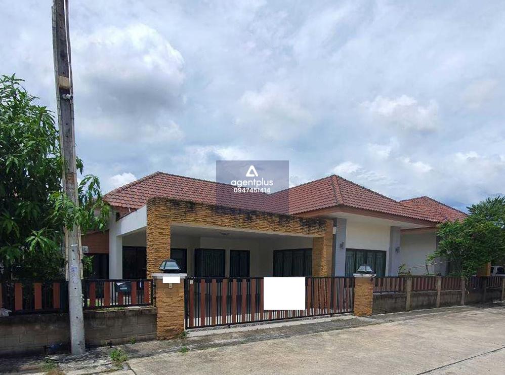 บ้านเดี่ยวชั้นเดียว บริเวณใกล้เคียงเป็นที่อยู่อาศัย ห่างจากถนนสายเก่าประมาณ 150 เมตร การคมนาคมสะดวก สาธารณูปโภคพร้อม ใกล้สิ่งอำนวยความสะดวก