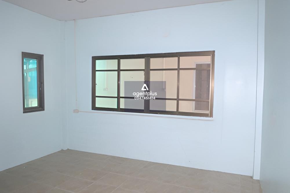 บ้านเดี่ยวชั้นเดียว โครงการแมกไม้ แหลมฉบัง 1 ติดถนนหนองสะเดา ห่างจากถนนสุขุมวิท(ทล.3) กม.ที่ 131+900 เมตร ทำเลแหล่งชุมชน บริเวณโดยรอบเป็นที่อยู่อาศัย สาธารณูปโภคครบครัน การคมนาคมสะดวก