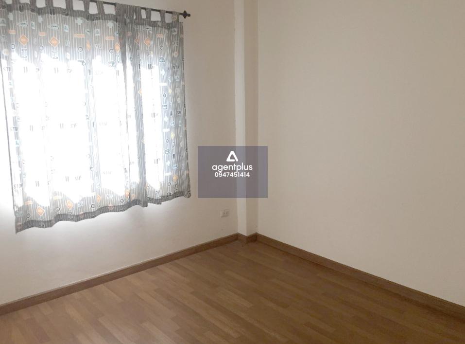 ทาวน์เฮ้าส์ 2 ชั้น เดอะเซ็นทรัล 2 ศรีราชา ห่างจากถนนสายศรีราชา-หนองยายบู่ แยกเข้าซอยหมอย้อย ประมาณ 1 กม. เดินทางเข้า-ออกสะดวก อยู่ใกล้แหล่งชุมชน