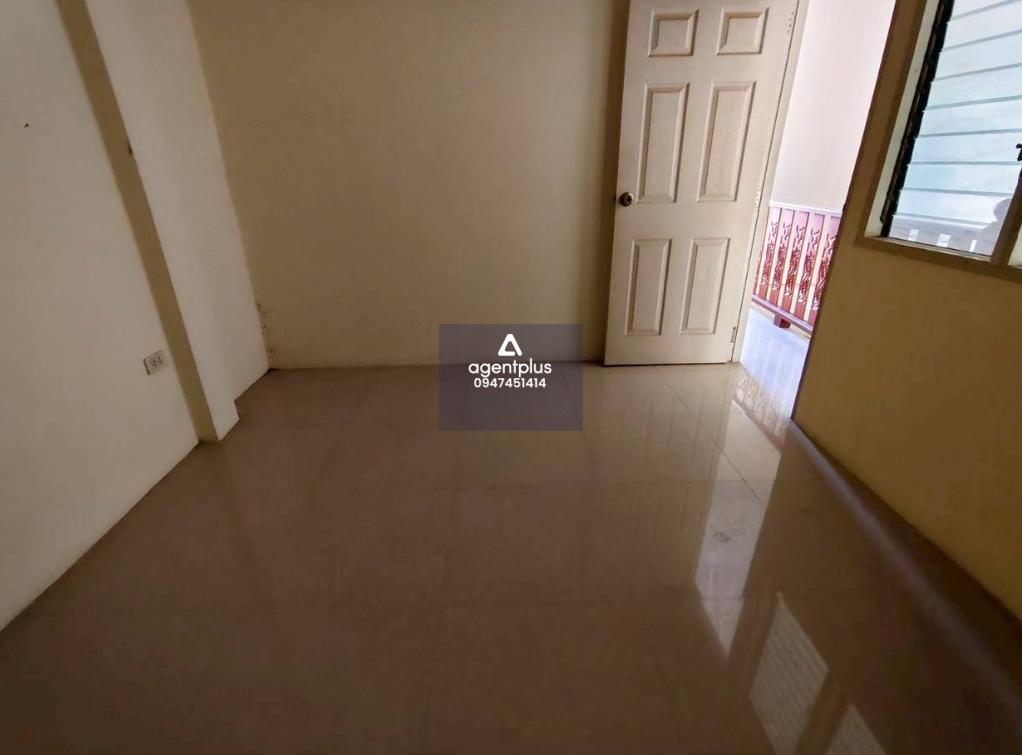 ทาวน์เฮ้าส์ 2 ชั้น ทำเลอยู่ติดกับถนนยายเรือน-หนองตาเสี่ยง ห่างจากถนนระยอง-บ้านค่าย ประมาณ 1กม.