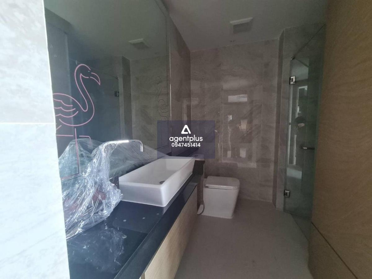 This brand new unit comes fully furnished and with a fitted western-style kitchen, a park & sea view balcony and an en-suited bedroom. The interior size is 39.5 square meters Facilities include: Two infinity pools on the 5th and 21st floor. Two fitness ar