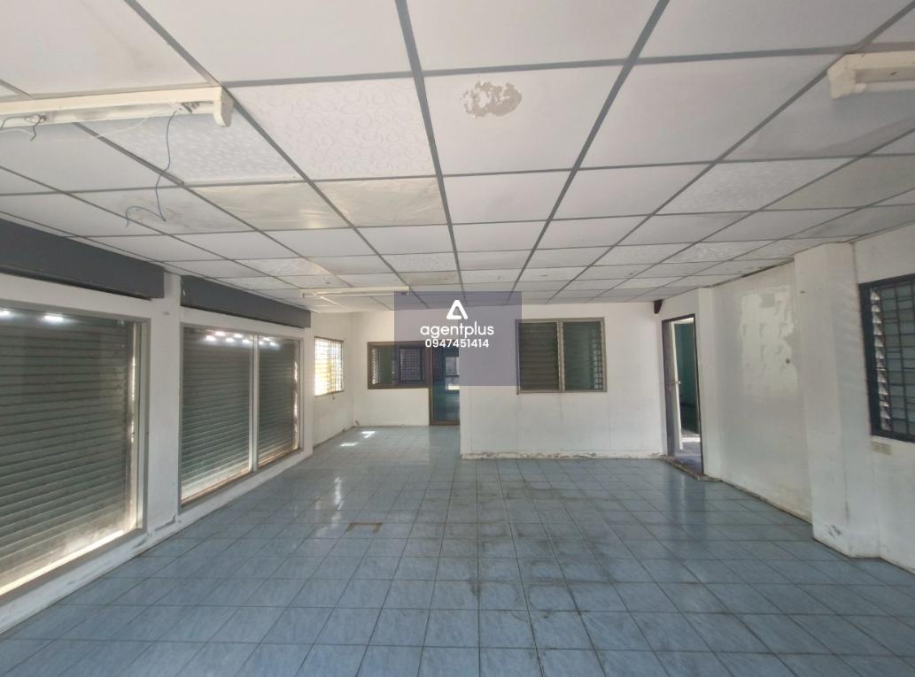 โครงการเคหะชุมชนระยอง ทาวน์เฮ้าส์ชั้นเดียว ถนนการ์เด้นโฮม แยกจากถนนสุขุทวิท (ทล.3) การคมนาคมสะดวก สาธารณูปโภคครบครัน บริเวณหน้าบ้านสามารถทำเป็นร้านขายของชำหรือสินค้าประเภทอื่น ๆ ได้