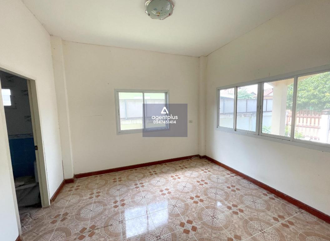 บ้านเดี่ยวชั้นเดียว ถนนเลียบมอเตอร์เวย์ (ทล.7) แยกเข้าถนนอ่าวอุดม-ปากร่วมไปประมาณ 1.2 กม แยกเข้าถนนหน้าตลาดบึง-วัดหนองปรือประมาณ 1 กม ทำเลดี การเดินทางเข้า-ออกสะดวก โครงการทรัพย์อนันต์วิลเลจ