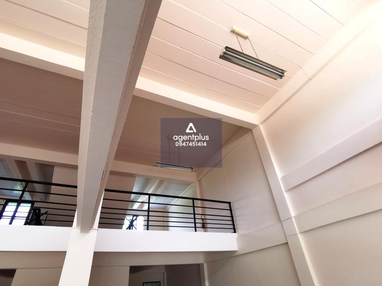 อาคารพาณิชย์ 2.5 ชั้น 2 คูหา เจาะทะลุถึงกัน ทำเลดี ใกล้แหล่งชุมชน เดินทางสะดวก ติดถนนใหญ่สายหลัก การคมนาคมสะดวกสบาย