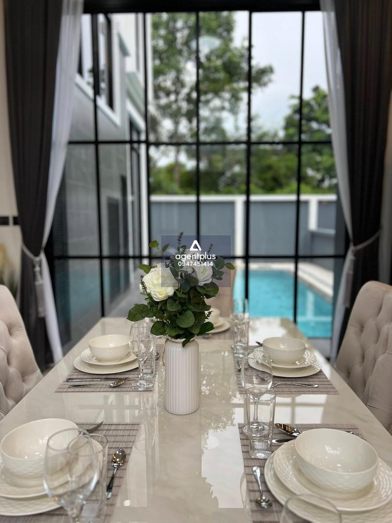 *ให้เช่าพูลวิวล่า 80,000.-/เดือน 3นอน 4น้ำ  มีสระทุกหลัง  มี 5 เตียงนอน  ทำรายวันได้!!  เฟอร์นิเจอร์+เครื่องใช้ไฟฟ้าใหม่ทั้งหมด  📍 โครงการติดถนน ใกล้แบล็คฟอเรสต์คาเฟ่ห้วยใหญ่  Black Forest Cafe