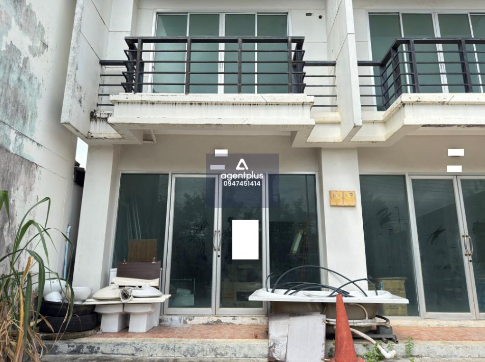 อาคารพาณิชย์ 3 ชั้น อยู่ในซอยนากก ทางเข้าติดถนนเจ้าฟ้าตะวันตกเพียง 30 เมตร เดินทางสะดวก