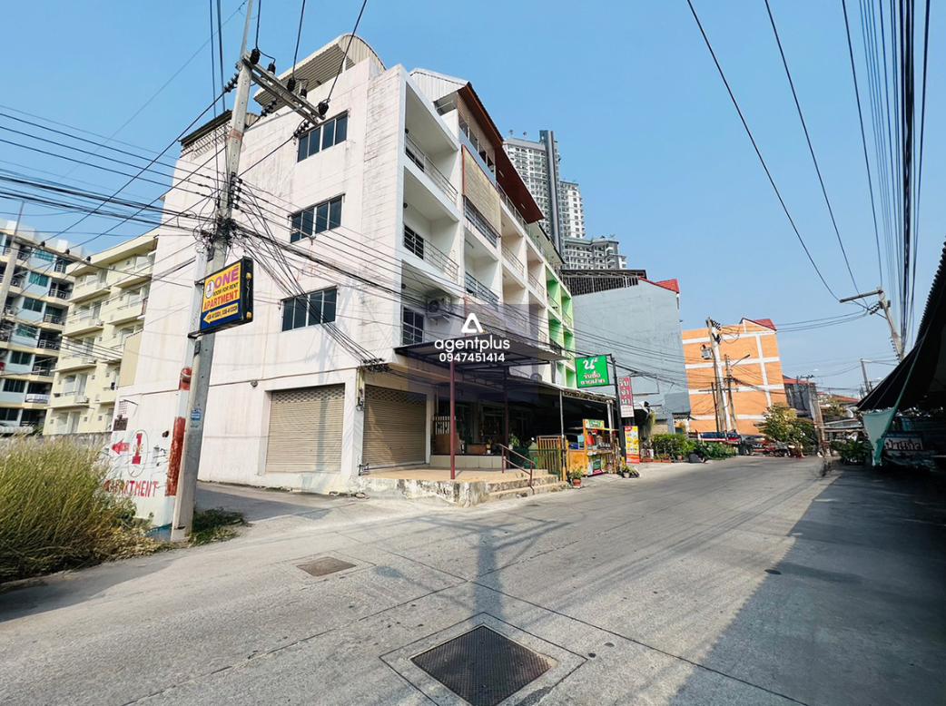 อาคารพาณิชย์ 4 ชั้น ภายในกว้างขว้าง ติดถนนพัทยาสาย 2 ซอย 17 การคมนาคมสะดวก ใกล้สถานที่สำคัญ ทั้งหน่วยงานราชการ โรงเรียน และห้างสรรพสินค้า เหมาะสำหรับการทำธุรกิจหรืออยู่อาศัย