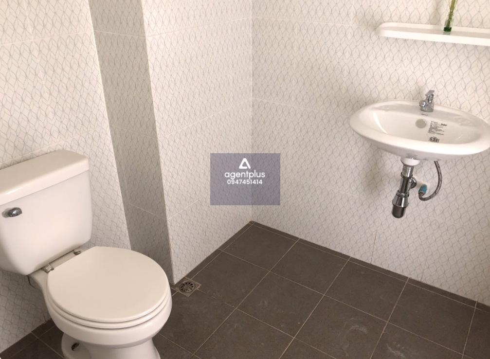 คอนโดมิเนียม ภายในกว้างขวาง ทำเลดี ใกล้เขาพระตำหนักและชายหาดพัทยาใต้ เดินทางสะดวกทั้งถนนพระตำหนักและถนนทัพพระยา รายล้อมด้วยร้านค้า ร้านอาหาร และสิ่งอำนวยความสะดวกครบ เหมาะสำหรับอยู่อาศัยหรือปล่อยเช่าเพื่อการลงทุน