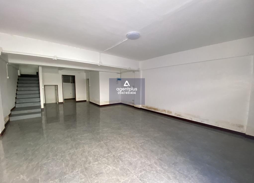 ขายอาคารพาณิชย์ 3 ชั้น เมืองเชียงใหม่ ปรับปรุงใหม่ ทำเลดี ใกล้ถนนเจริญประเทศเพียง 45 เมตร เดินทางเข้า-ออกสะดวก อยู่ในย่านชุมชนที่อยู่อาศัยและพาณิชยกรรม