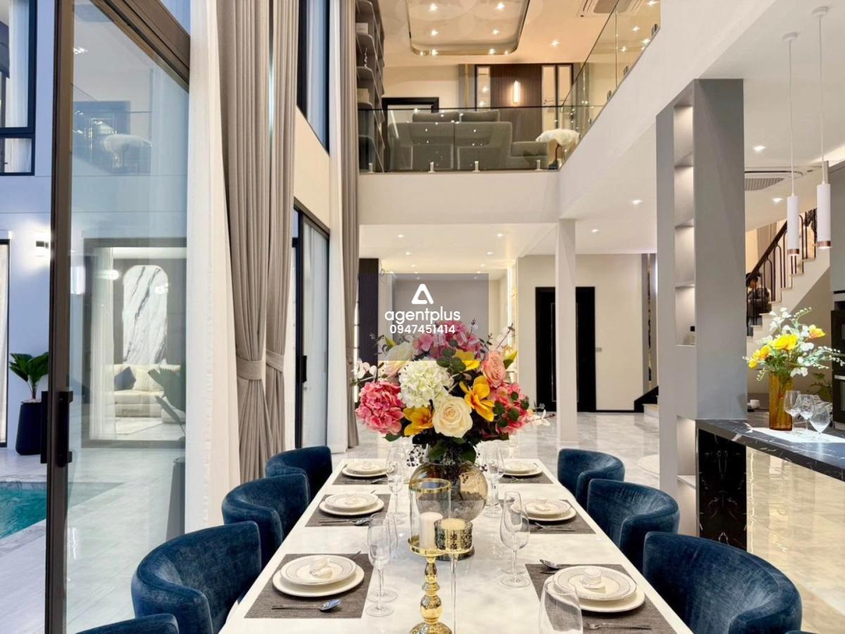 ขายบ้านหรู Luxury Modern Pool Villa เยื้องนานาชาติรีเจ้น พร้อมเข้าอยู่ ชลบุรี