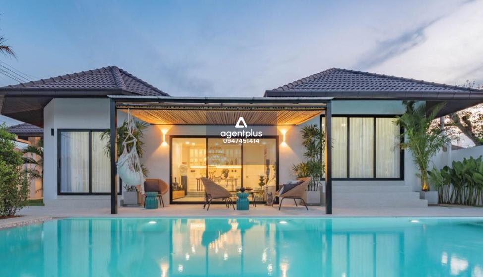 บ้านพูลวิลล่า 5 ห้องนอน ในพัทยา สัมผัสความหรูหราในวิลล่าที่สวยงามแห่งนี้ ซึ่งได้รับการปรับปรุงใหม่และตกแต่งด้วยเฟอร์นิเจอร์ดีไซน์สุดหรู