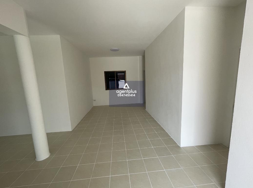 บ้านเดี่ยว 1 ชั้น อยู่ในแหล่งทำเลความเจริญ แสนสบายแลนด์ เดินทางสะดวก สามารถใช้ทางขึ้น มอเตอร์เวย์สาย 7 กรุงเทพ – พัทยา รายล้อมด้วยสิ่งอำนวยความสะดวก