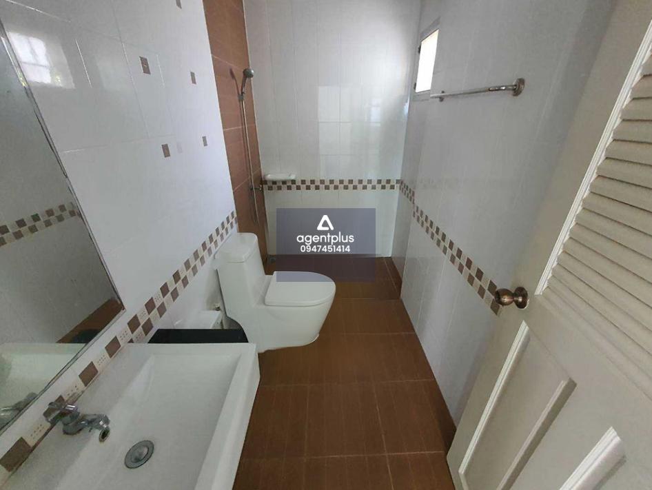 บ้านเดี่ยว เดอะแกรนด์ อมตะ ชลบุรี บริเวณโดยรอบเป็นแหล่งชุมชนและโรงงา อุตสาหกรรม ถ.หนองแช่แว่น-มาบโป่ง เดินทางเข้าออกสะดวก