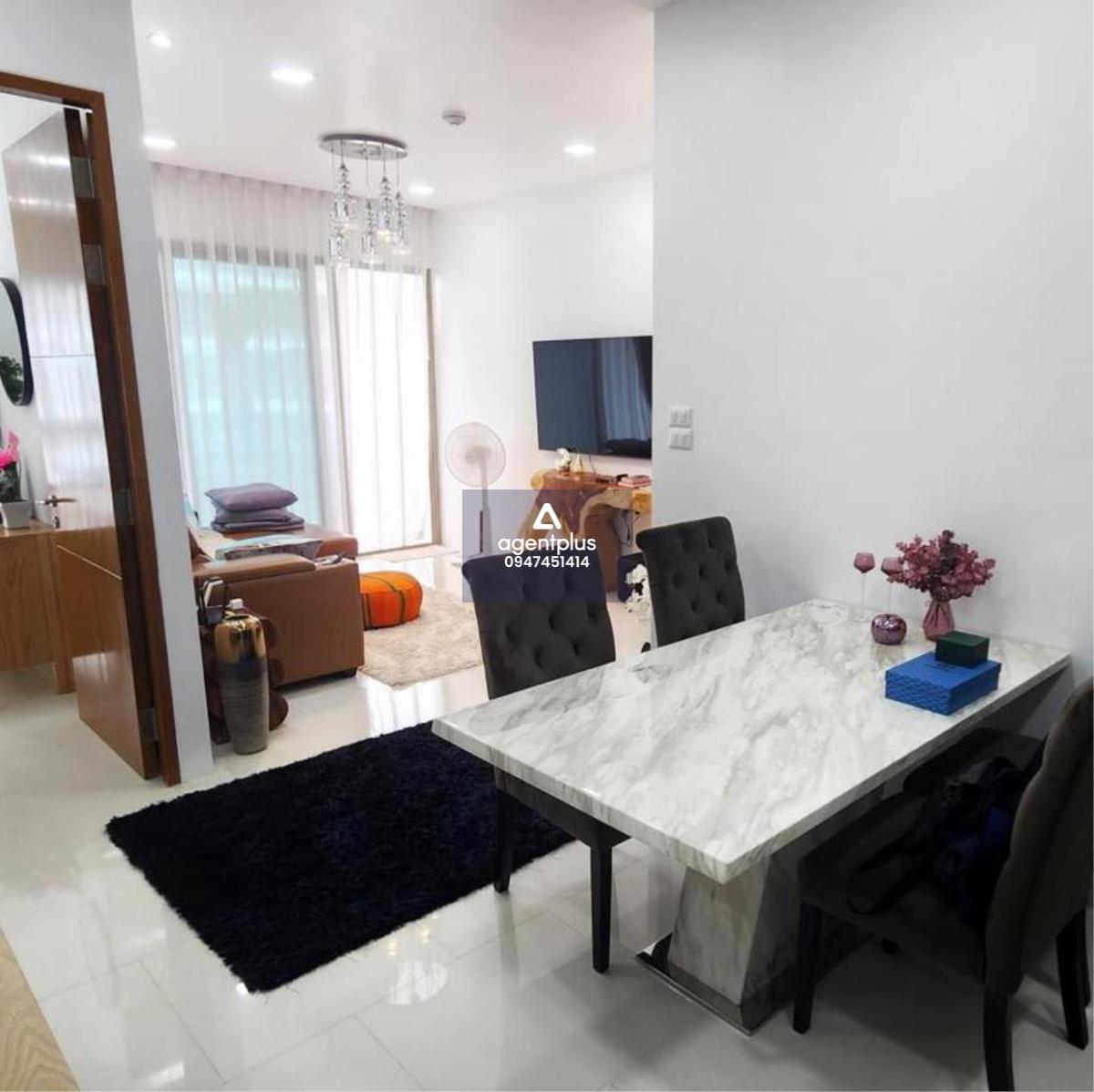 Hotel land on a hill, next to the sea, with environmental and construction permits, Phuket. Land 35 rai 183 rooms Lobby swimming pool Fitness meeting room Parking 3 styles of pool villas Located on the southern cape of Ao Po. Overlooking the beautiful Po 