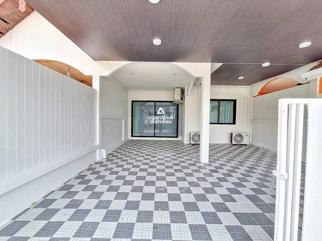 ขายบ้านทาวน์เฮ้าส์ชั้นเดียว  ฝั่งทะเล ตกแต่งรีโนเวทใหม่ทั้งหลัง 