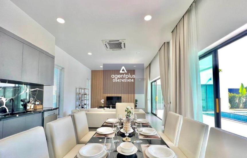 บ้านพูลวิลล่าหรูในพัทยา Palm Lakeside Villa ที่สวยงามแห่งนี้ตั้งอยู่ในพัทยาตะวันออกและมีทุกสิ่งที่คุณต้องการสำหรับการใช้ชีวิตที่หรูหรา ด้วย 4 ห้องนอน 5 ห้องน้ำ