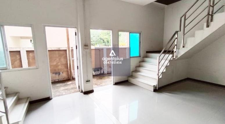 อาคารพาณิชย์ 3 ชั้น จำนวน 1 คูหา เมืองนครราชสีมา ปรับปรุง ทำเลดี อยู่ในแหล่งชุมชนพักอาศัย เหมาะสำหรับอยู่อาศัย ทำโฮมออฟฟิศ หรือเปิดร้านค้า