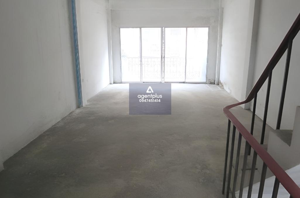 อาคารพาณิชย์ 3.5 ชั้น ทำเลดี รายล้อมด้วยแหล่งชุมชนและสถานศึกษา การคมนาคมสะดวก ใกล้ถนนสุขุมวิท (ทล.3) เดินทางเข้าออกง่าย พร้อมสาธารณูปโภคครบ เหมาะสำหรับอยู่อาศัยและทำธุรกิจ