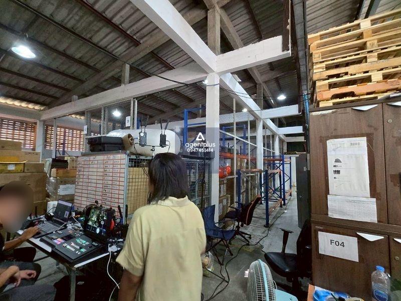 โกดังเก็บสินค้าให้เช่า สุทธิสาร ห้วยขวาง  พร้อมชั้นวางสินค้าขนาดใหญ่