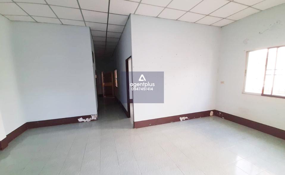 โครงการเปรมอนันต์ 2 บ้านแฝดชั้นเดียว การคมนาคมสะดวก มีถนนคอนกรีตเสริมเหล็กตัดผ่านทางเข้าทรัพย์ สาธารณูปโภคพื้นฐานครบ