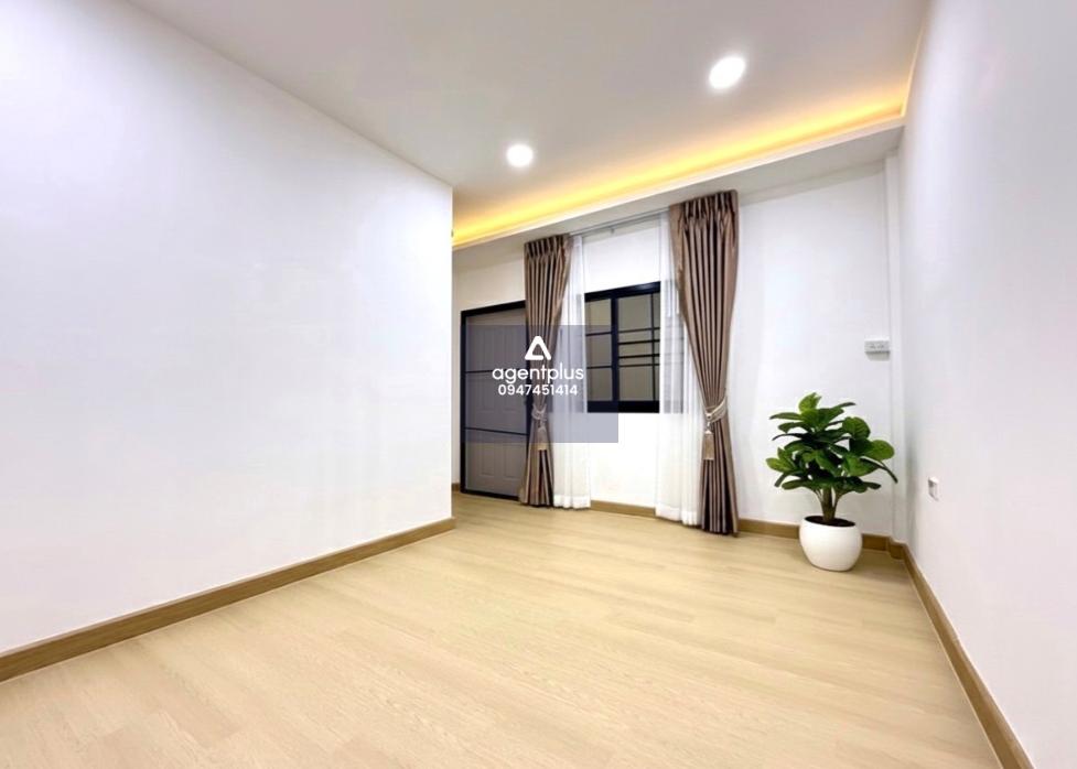 ทาวน์เฮ้าส์ 2 ชั้น แต่งใหม่พร้อมอยู่ ซอยจรัญ 37 ใกล้ห้างแม็คโครจรัญ บางกอกน้อย ทำเลดี การเดินทางสะดวก ไม่มีค่าส่วนกลาง ( ฟรีโอน )