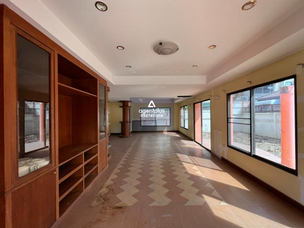 บ้านเดี่ยว 2 ชั้น ติดถนนสุขุมวิท (ทล.3) บริเวณ กม.ที่ 146+500 เซ็นทรัล ปาร์ค 2 ทำเลดีในแหล่งชุมชน บริเวณโดยรอบเป็นที่อยู่อาศัย สาธารณูปโภคครบครัน การเดินทางเข้า-ออกสะดวก