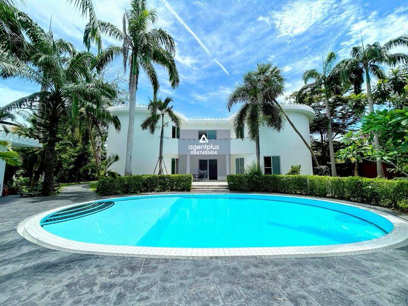 พูลวิลล่า 8 ห้องนอน พร้อมสวนขนาดใหญ่ ในทำเลหนองปลาไหล – คุ้มค่าที่สุด