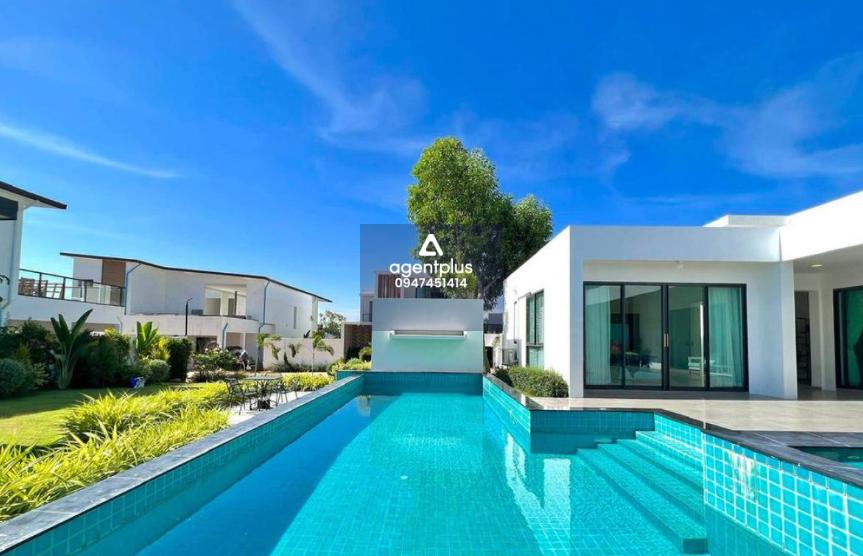 บ้านพูลวิลล่าหรูในพัทยา Palm Lakeside Villa ที่สวยงามแห่งนี้ตั้งอยู่ในพัทยาตะวันออกและมีทุกสิ่งที่คุณต้องการสำหรับการใช้ชีวิตที่หรูหรา ด้วย 4 ห้องนอน 5 ห้องน้ำ