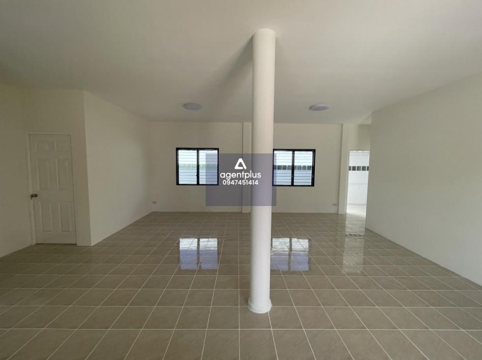 บ้านเดี่ยว หมู่บ้าน แสนสบายแลนด์ ถนนสุขประยูรประมาณ 3.2 กม. อ.เมืองชลบุรี ทำเลดี บริเวณใกล้เคียงเป็นที่อยู่อาศัยและวัดหนองแฟบ การคมนาคมสะดวก สาธารณูปโภคพร้อม