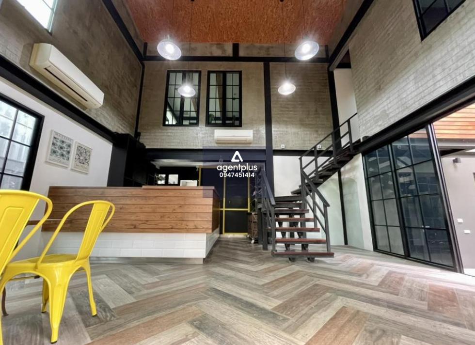 ออฟฟิศสำนักงาน สไตล์โมเดิร์นลอฟท์ พร้อมเฟอร์ สวนร่มรื่น ที่จอดรถเยอะ เข้าทางถนนราชพฤกษ์/รัตนาธิเบศร์ เหมาะมากสำหรับทำออฟฟิศ startup คาเฟ่ หรือ co working space