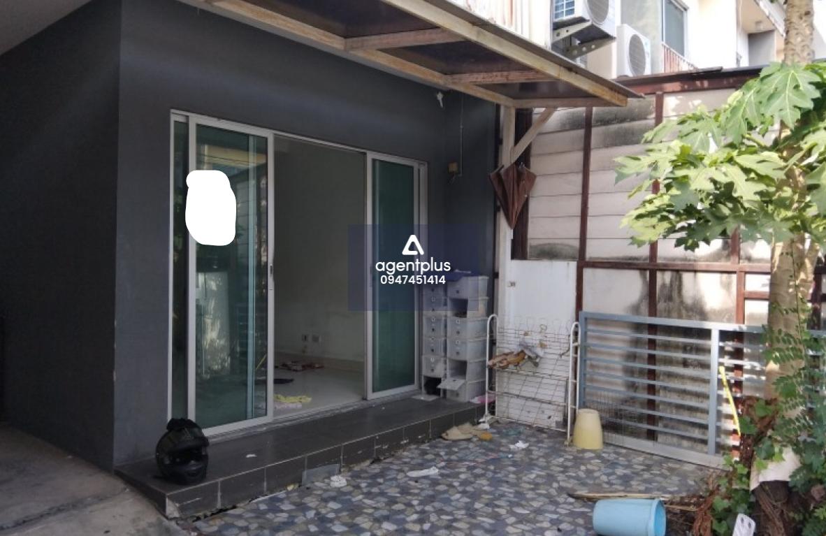 ขายบ้านทาวน์เฮ้าส์ 2 ชั้น โครงการเดอะคอนเนค 15 อ่อนนุช ถนนเฉลิมพระเกียรติ ร.9 ใกล้ท่าอากาศยานสุวรรณภูมิ โรงพยาบาล ศูนย์การค้าและตลาด ราคา 2.85 ล้านบาท 3 ห้องนอน 2 ห้องน้ำ