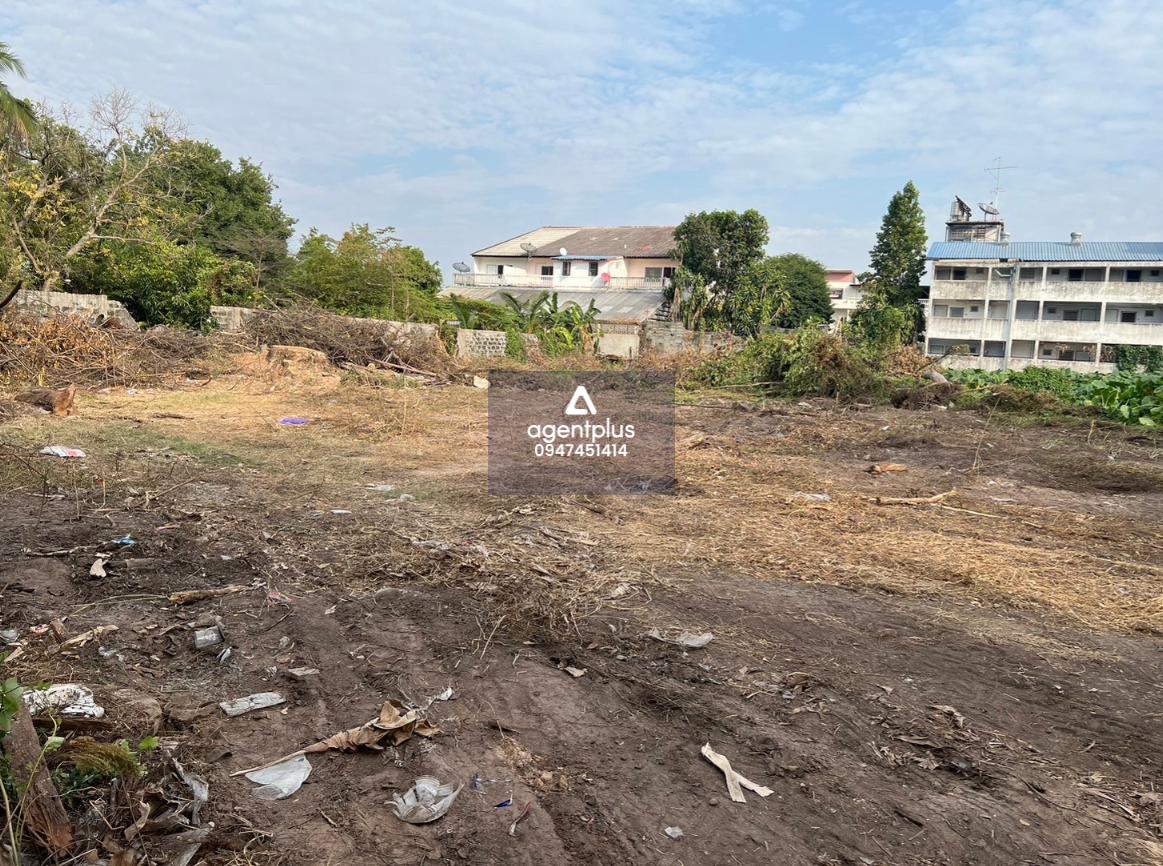 ขายที่ดินเปล่า สุรินทร์ รูปที่ดินหลายเหลี่ยม ฝั่งติดทางสาธารณะประโยชน์ ทำเลดี เหมาะสร้างบ้านหรือทำธุรกิจ