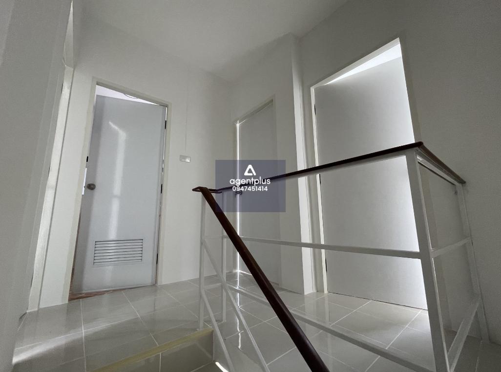 ทาวน์เฮ้าส์ 2 ชั้น ถนนศรีราชา-หนองค้อ ที่กม. 4+400 แยกหมู่บ้านประมาณ 350 เมตร โครงการเดอะพลัส ทำเลดีใกล้ถนนศรีราชา-หนองค้อ และตั้งอยู่ใกล้สิ่งอำนวยควาสะดวก