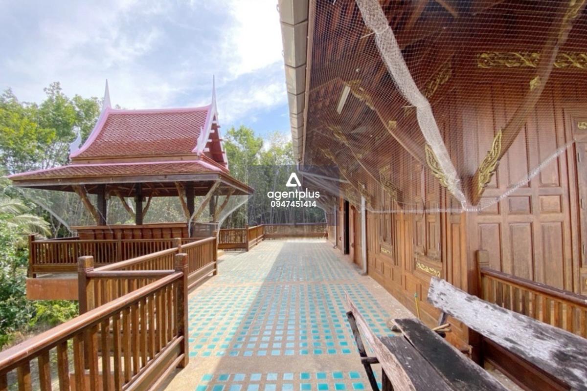 ขายบ้านเดี่ยวสไตล์เรือนไทย เมืองตราด บ้านเดี่ยว 2 ชั้น ครึ่งตึกครึ่งไม้ ผสมผสานเสน่ห์ความคลาสสิกแบบบ้านไทยดั้งเดิม พร้อมพื้นที่กว้างขวาง เหมาะสำหรับครอบครัวใหญ่ หรือพักผ่อนแบบส่วนตัว