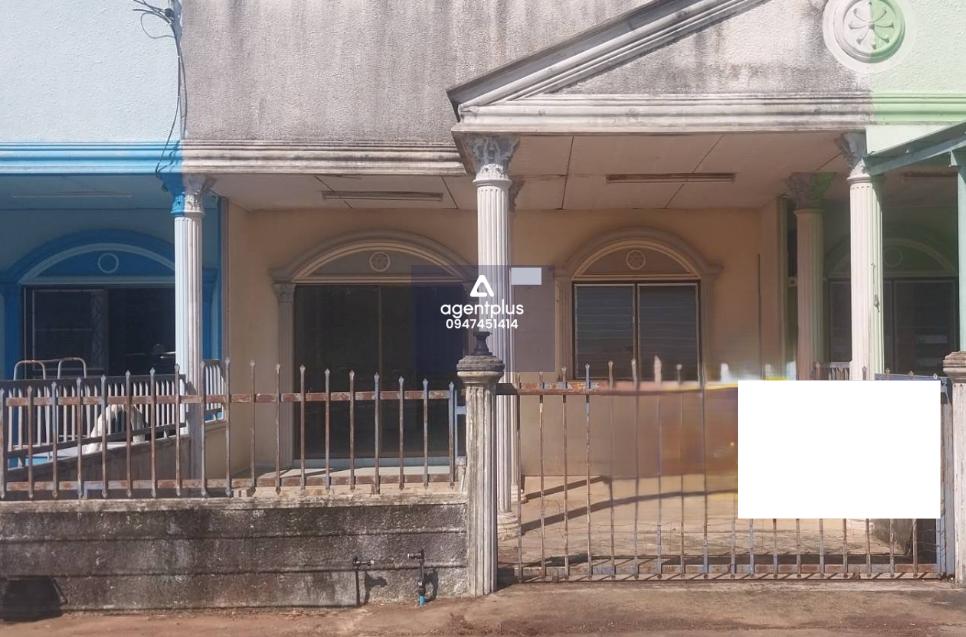 ทาวน์เฮ้าส์ชั้นเดียว โครงการหมู่บ้านรุ่งพิทักษ์ ทำเลดีโครงการอยู่ใกล้สี่แยกพนมสารคามและถนนสายฉะเชิงเทรา-กบินทร์บุรี (ทล.304)