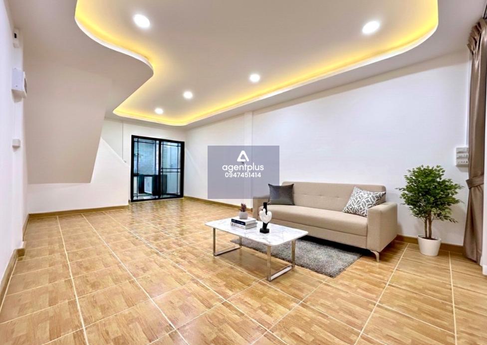 ทาวน์เฮ้าส์ 2 ชั้น แต่งใหม่พร้อมอยู่ ซอยจรัญ 37 ใกล้ห้างแม็คโครจรัญ บางกอกน้อย ทำเลดี การเดินทางสะดวก ไม่มีค่าส่วนกลาง ( ฟรีโอน )