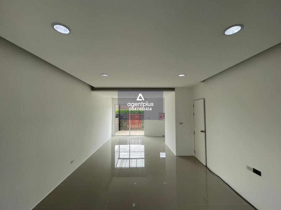 ขายด่วนดีลักซ์ ทาวน์ เลียบทางด่วน-รามอินทรา ทาวน์เฮ้าส์ 3 ชั้น พร้อมเข้าอยู่!