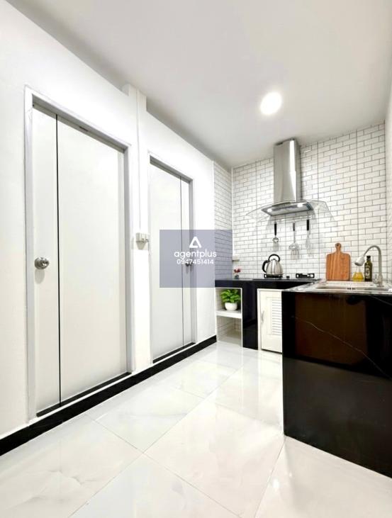 ทาวน์เฮ้าส์ 2 ชั้น แต่งใหม่พร้อมอยู่ ซอยจรัญ 37 ใกล้ห้างแม็คโครจรัญ บางกอกน้อย ทำเลดี การเดินทางสะดวก ไม่มีค่าส่วนกลาง ( ฟรีโอน )