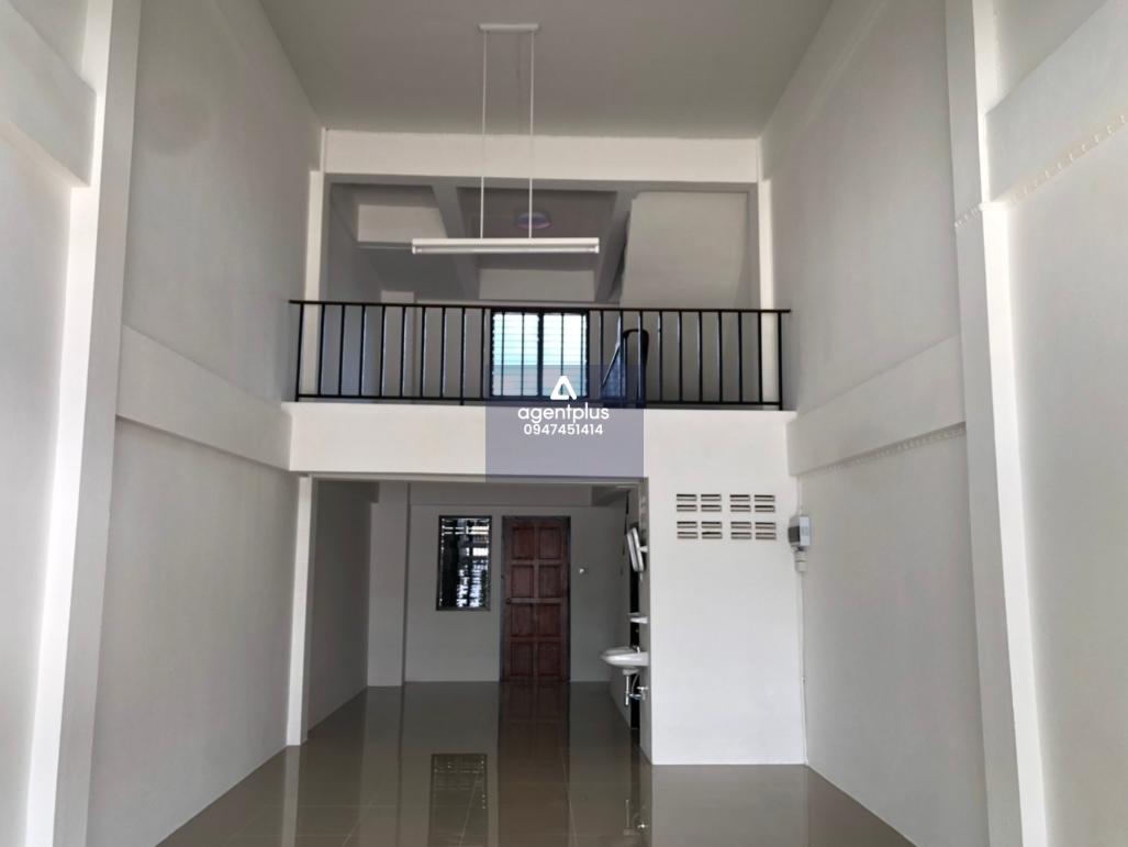 อาคารพาณิชย์ 2 ชั้น โครงการปรีดาแลนด์ ทำเลดี บริเวณรอบทรัพย์เป็นย่านที่อยู่อาศัย การคมนาคมสะดวก รายล้อมด้วยสาธารณูปโภคครบ เหมาะสำหรับอยู่อาศัยและทำธุรกิจขนาดเล็ก